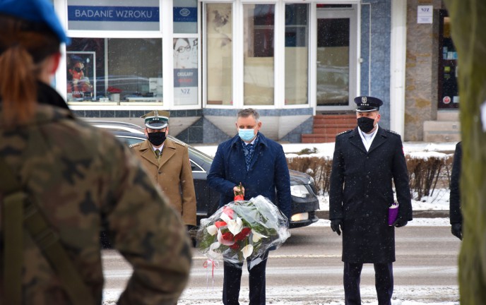 Na zdjęciu znajduje się Prezydent Koszalina składający wiązankę pod pomnikiem