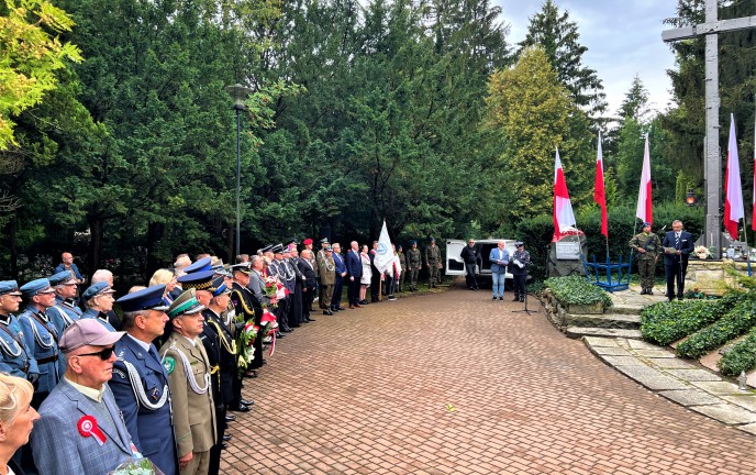 83. rocznica wybuchu II wojny światowej. Obchody w Koszalinie na cmentarzu. Przy pomniku przemawia Prezydent Miasta do zgromadzonych