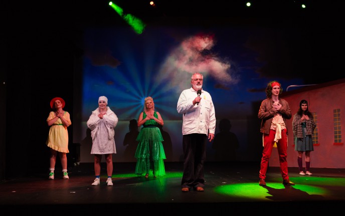 Zdjęcie z premiery przedstawienia "A morze nie"