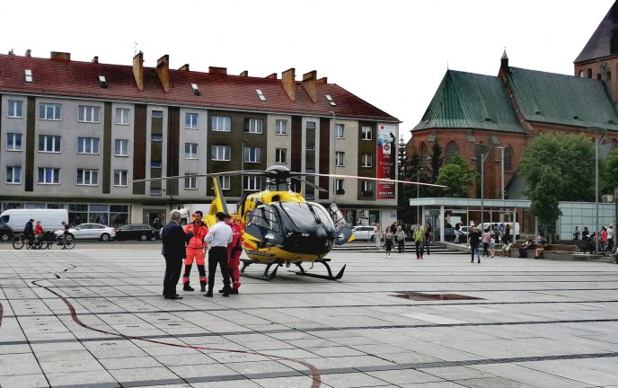 Na zdjęciu przedstawiony jest plac przed Urzędem Miasta w Koszalinie wraz z helikopterem Lotniczego Pogotowia Ratunkowego
