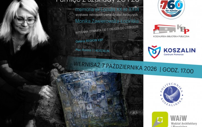 Wystawa Moniki Zawierowskiej-Łozińskiej Grafika po prawej stronie przedstawia czarnobiałe zdjęcie kobiety oraz tekst z tytułam i datą wystawy. Po prawej stronie znajduje się biały panel, na którym umieszczone zostały logotypy organizatorów wydarzenia.