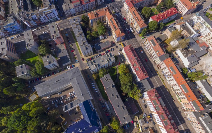 Za zdjęciu znajduje się centrum Koszalina w okolicach Ratusza z lotu ptaka. 