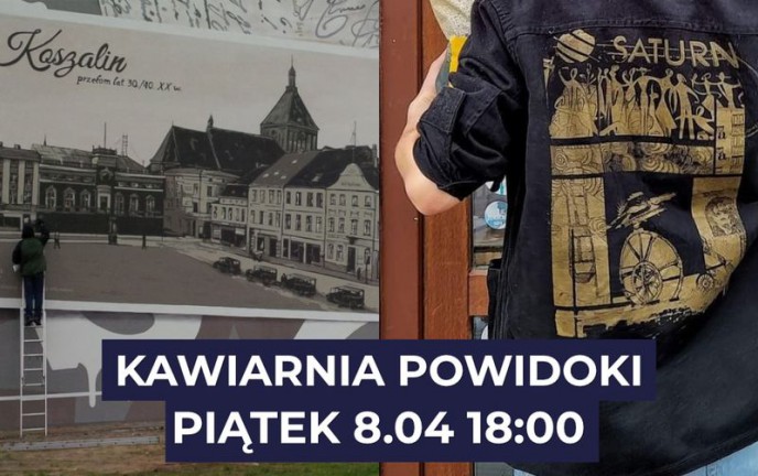 Zdjęcie przedstawia postać stojącą na tle muralu z wizytówką starego Koszalina