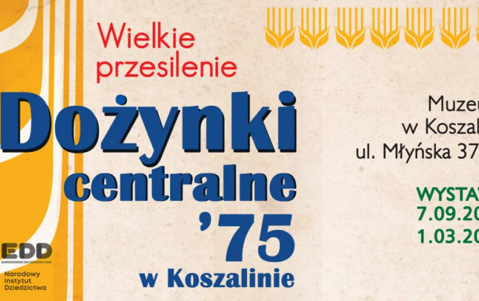 Grafika na beżowym tle przedstawia niebieski napis z tytułem i terminem wystawy. Po prawej stronie widoczne są żółte dekoracje przypominające kłosy zboża