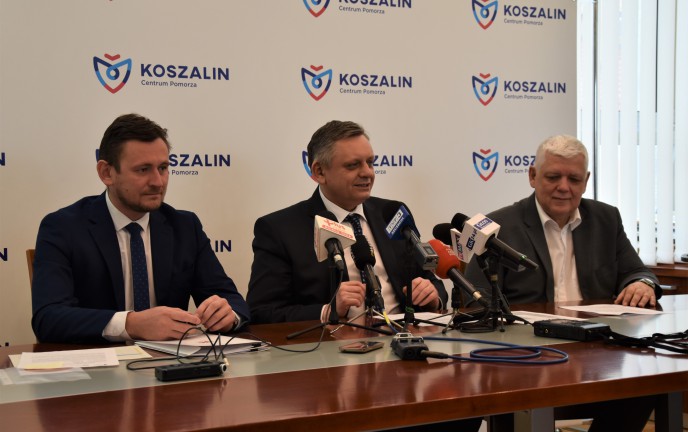 Zdjęcie z konferencji prasowej przedstawiające Prezydenta Piotra Jedlińskiego, zastępce Prezydenta Andrzeja Kierzka oraz Tomasza Sobieraja Wicemarszałka Województwa Zachodniopomorskiego