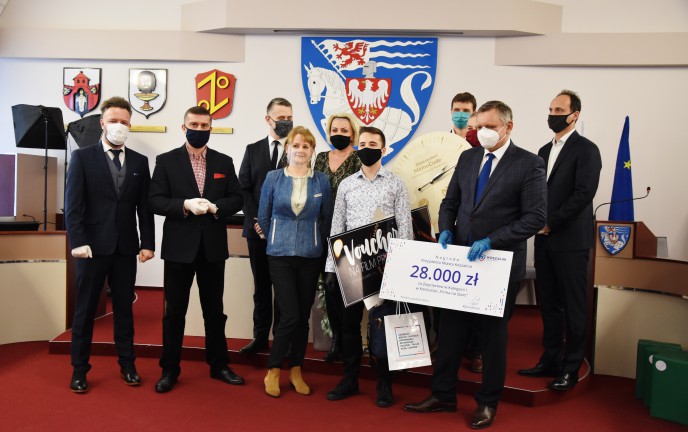 Na zdjęciu zwycięzcy konkursu "Firma na Start" wraz z Prezydentem