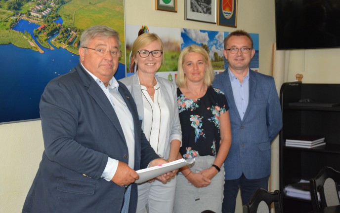 Podpisanie Umowy o dofinansowanie Centrum przesiadkowego w Grzybowie. Umowa podpisana w siedzibie Urzędu Gminy w Kołobrzegu. Na zdjęciu obecni są Pani Anna Bańkowska – Członek Zarządu Woj. Zachodniopomorskiego, Włodzimierz Popiołek – Wójt Gminy Kołobrzeg, Aleksander Russ – Skarbnik Gminy Kołobrzeg oraz Elżbieta Retyk – Kierownik Referatu Inwestycji i Rozwoju.