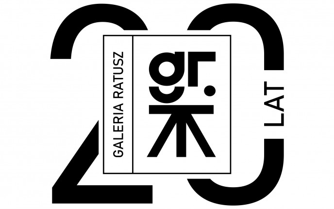 Obraz przedstawia logo przygotowane z okazji 20-lecia Galerii Ratusz