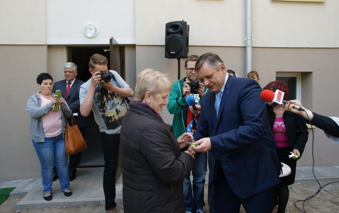 Prezydent Piotr Jedliński wręcza klucze do mieszkania