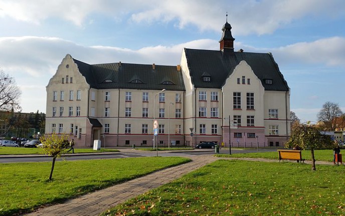 Fot. File:Koszalin I Liceum Ogólnokształcące im. St. Dubois.jpg - Wikimedia Commons