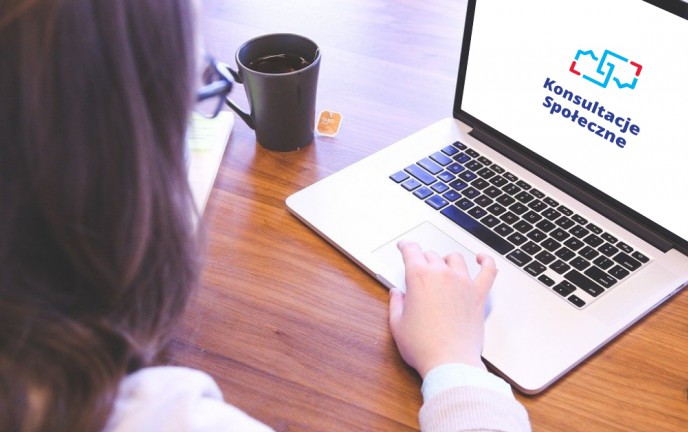 zdjęcie przedstawia osobę uczestniczącą w spotkaniu online