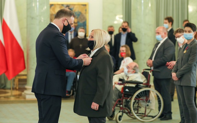 Barbara Bielińska - Jaroszyk przyjmuje odznaczenie od Prezydenta RP