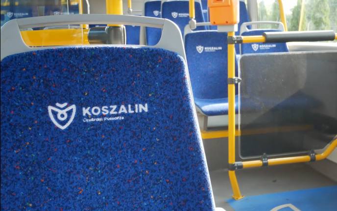 niebieski fotel autobusowy z napisem Koszalin Centrum Pomorza