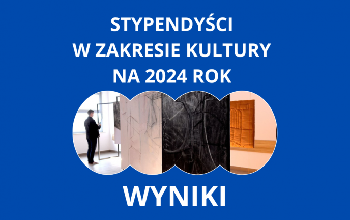 Grafika na niebieskim tle przedstawia biały napis "Stypendyści w zakresie kultury. Wyniki" oraz fragment zdjęcia z wystawy przedstawiający minimalistyczne obrazy.