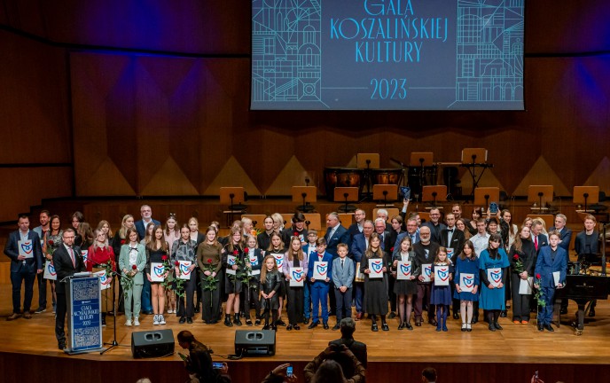 Zdjęcie przedstawia wszystkich nagrodzonych laureatów na scenie Filharmonii Koszalińskiej.