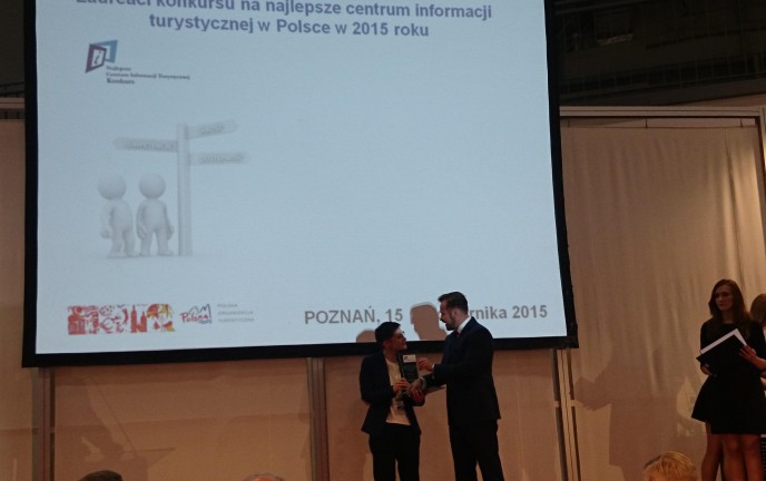 Wręczanie statuetki przedstwicielce Koszalina