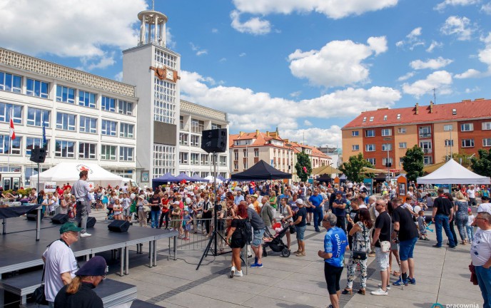 zdjęcie przedstawia osoby uczestniczące w spotkaniu przed Urzędem Miejskim w Koszalinie