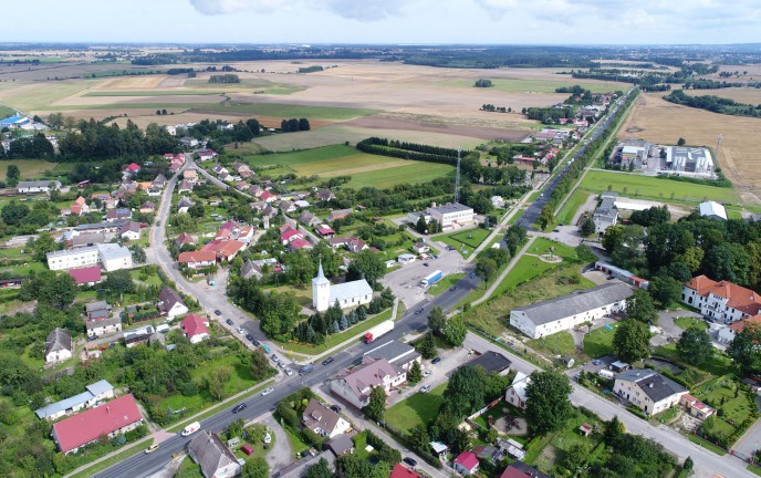 domy, plac dla autobusów, ulice i droga w Beisiekierzu z lotu ptaka