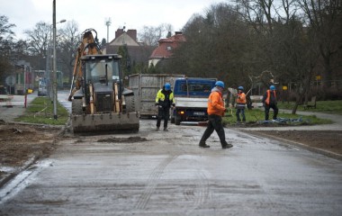 Robotnicy pracujący przy budowie nowego wiaduktu w Koszalinie