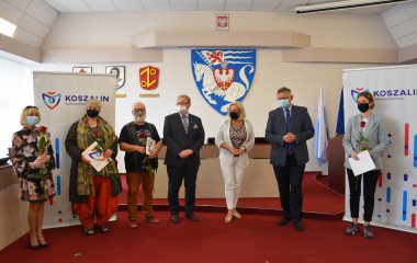 Na zdjęciu widoczny jest Prezydent Miasta Piotr Jedliński, Zastępca Prezydenta Miasta Przemysław Krzyżanowski oraz tegoroczni stypendyści