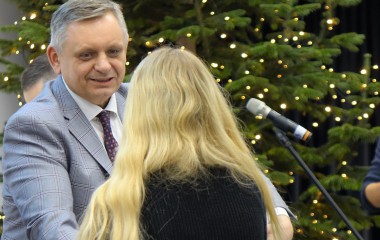 Prezydent Piotr Jedliński wręczył uczniom laptopy