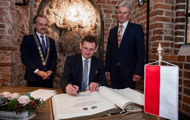 Podpisanie dokumentu potwierdzenia 50 lat współpracy pomiędzy Koszalinem i Neubrandenburgiem.