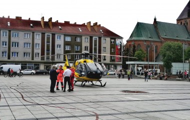 Na zdjęciu przedstawiony jest plac przed Urzędem Miasta w Koszalinie wraz z helikopterem Lotniczego Pogotowia Ratunkowego