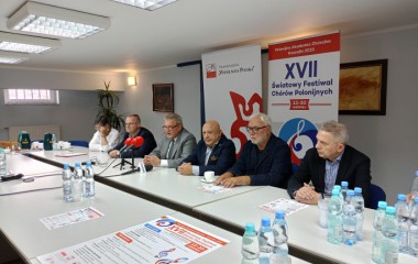 Zdjęcie przedstawia organizatorów festiwalu oraz władze miasta podczas konferencji prasowej.