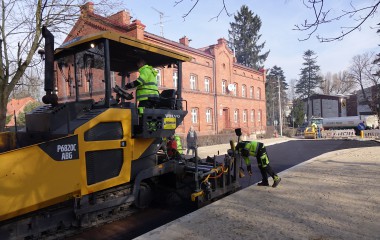 Na zdjęciu znajduje się sprzęt podbudowujący asfalt przy ulicy Głowackiego w Koszalinie