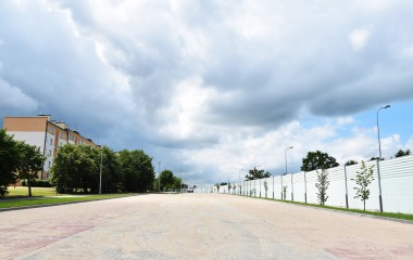 Na zdjęciu widoczny jest nowy pusty parking