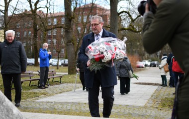 Złożenie kwiatów przed pomnikiem "Byliśmy-Jesteśmy-Będziemy"