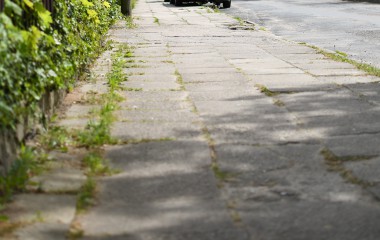 Na zdjęciu chodnik przy ul. Wybickiego w Koszalinie