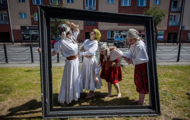 Na zdjęciu widzimy 4 młode kobiety w ludowych strojach pozujące w ramie do obrazu.