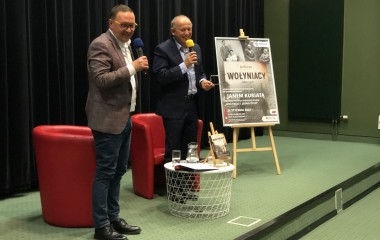 Jan Kuriata i Dariusz Pawlikowski na scenie witają publiczność.