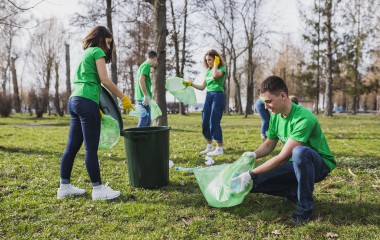 Wolontariusze sprzątający świat