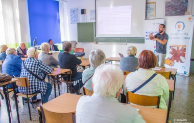 zdjęcie przedstawia osoby uczestniczące w spotkaniu