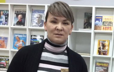 Na zdjęciu jest pracownik Centrum Społeczno-Kulturalnego "Teffi" Nadieżda Zagajnova z Albumem Koszalina.