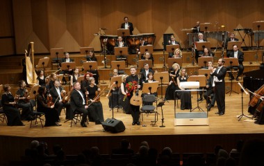 Mateusz Kowalski wraz z muzykami Filharmonii Koszalińskiej