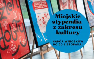 Na tle plakatów w kolorach czerwieni i błękitu widnieje napis "Miejskie stypendia z zakresu kultury".