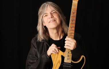 Na zdjęciu Mike Stern z gitarą