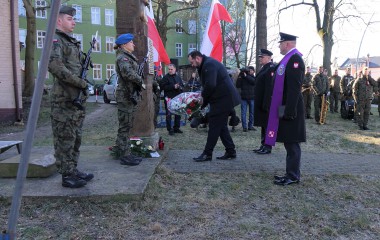 Pomnik Rotmistrza Witolda Pileckiego wraz z żołnierzami. 