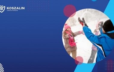 Na grafice widać dzieci bawiące się w śniegu. 