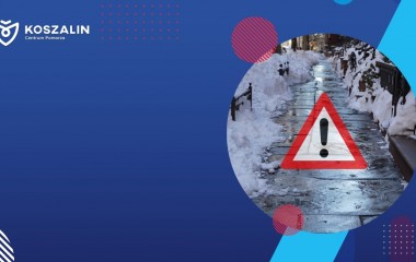 Na grafice znajduje się znak ostrzegawczy i śliska nawierzchnia. 