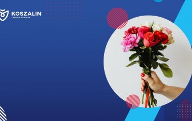 ręka trzymająca bukiet z kwiatami