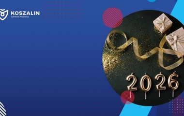 Na grafice znajdują się świeczki wskazujące na rok 2026