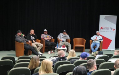 Na zdjęciu 5 mężczyzn, uczestników spotkania, na scenie w sali kinowej KBP
