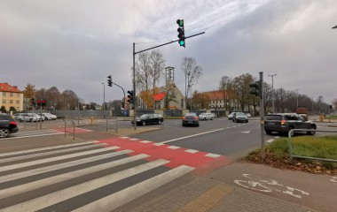 Zdjęcie przedstawiające skrzyżowanie u zbiegu ulic Zwycięstwa, Traugutta i 4-go Marca.