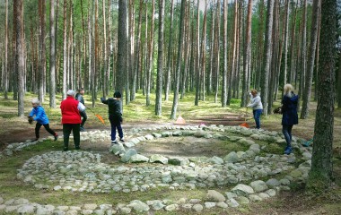 Sprzątanie kamiennych kręgów w Grzybnicy