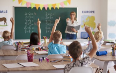 fot. Freepik. Informacja dla uchodźców z Ukrainy zamieszkałych w Koszalinie, posiadających dzieci w wieku przedszkolnym i szkolnym.