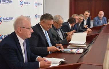 Na zdjęciu pokazani są uczestnicy konferencji prasowej w sprawie Szkoły Ćwiczeń w tym Prezydent Miasta Piotr Jedliński, Rektor Politechniki Koszalińskiej prof. Tadeusz Bohdal oraz Dyrektor Centrum Edukacji Nauczycieli w Koszalinie Stefan Turowski 